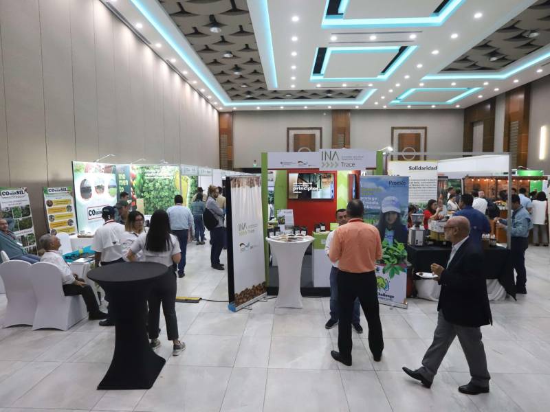 Paralelo a la cumbre hay una feria de proveedores del sector cafetalero que está abierta al público. Foto: Franklyn Muñóz