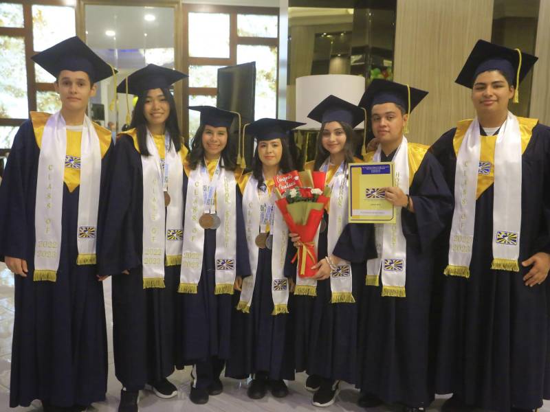 Los seniors posaron muy felices y disfrutaron una ceremonia familiar para cerrar su ciclo escolar.