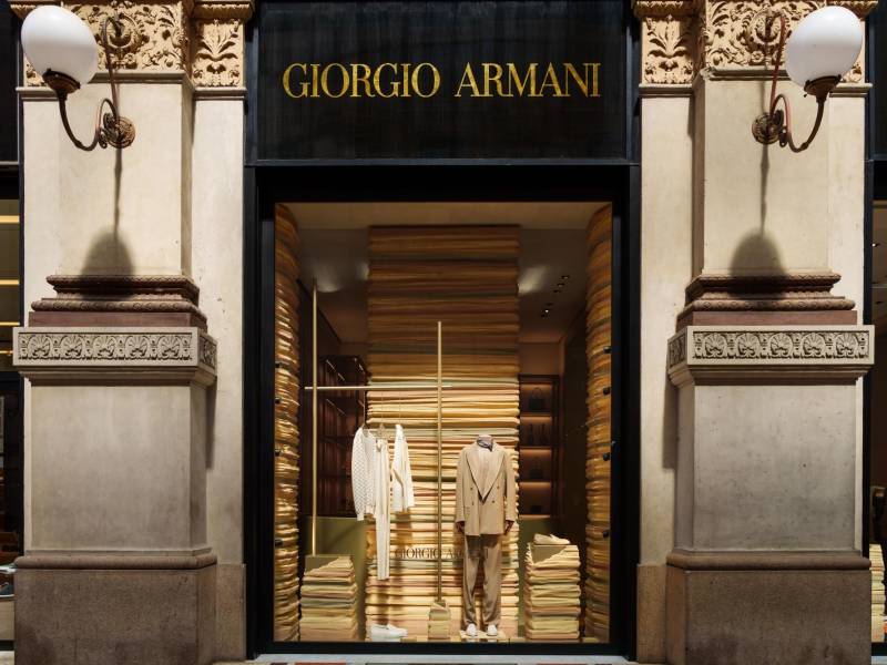 Actualmente, la marca Armani cuenta con 650 tiendas de lujo. En la imagen, un escaparate de la tienda Giorgio Armani ubicada en la galería comercial del centro de Milán, Galleria Vittorio Emanuele.