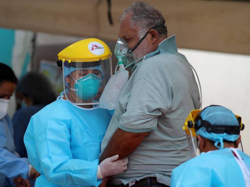 personal de salud recibiendo a pacientes sospechosos de covid-19, en la zona de Triaje La Mayangle donde se detectan y estabilizan pacientes con coronavirus, en Tegucigalpa.