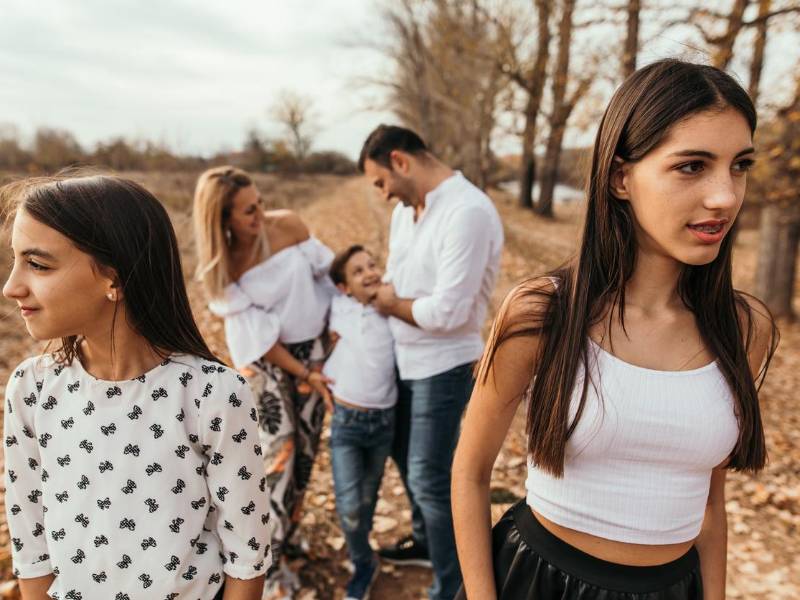 Muchos padres no son conscientes de los celos entre hermanos o quizá los ignoran, pensando que así desaparecerán; esto es un error.