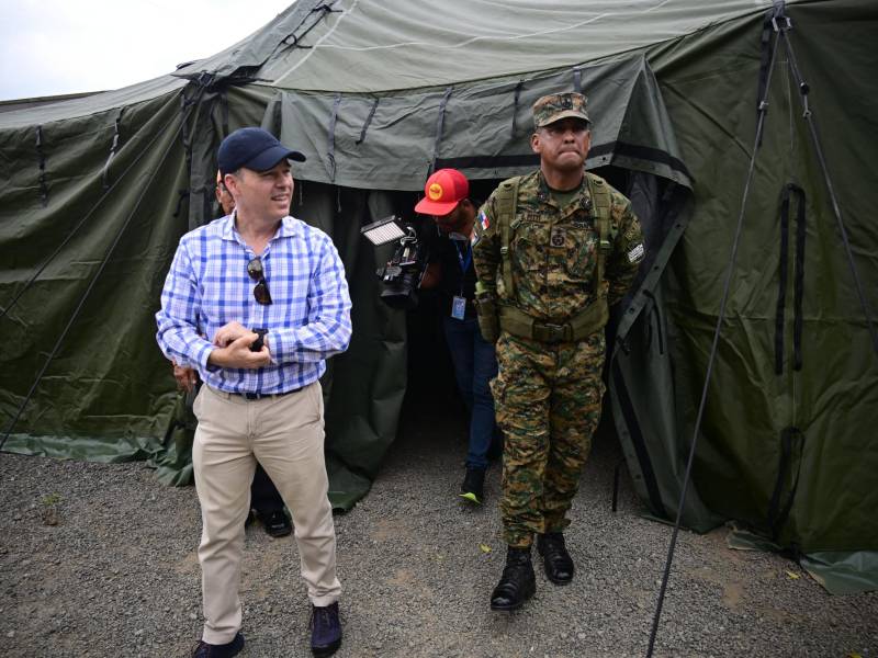 El ministro consejero de la embajada de EEUU, John Barrett, entregó la donación en una base de SENAFRONT.