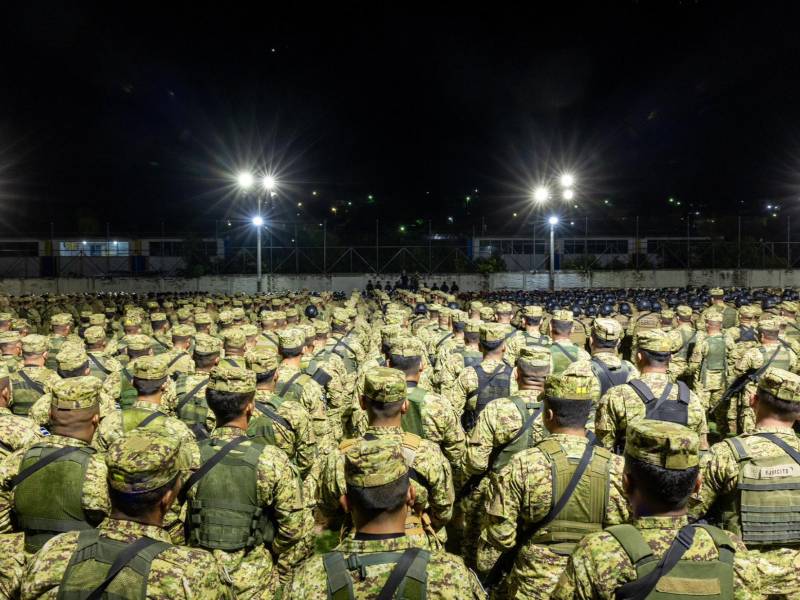 Un grupo de 2.500 elementos de la Fuerza Armada y de la Policía Nacional fueron desplegados la madrugada de este lunes en una colonia populosa de El Salvador para implementar un “cerco de seguridad” por la presencia de pandillas, anunció en X el presidente Nayib Bukele.