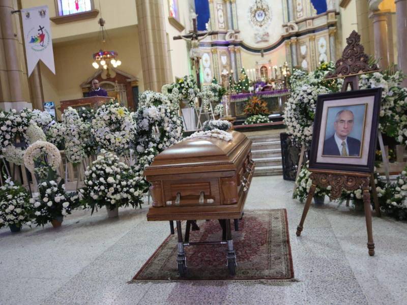 Con profunda consternación y devoción, este miércoles se celebró en horas de la mañana la misa de cuerpo presente en honor a don Emilio Larach en la Basílica Menor Nuestra Señora de Suyapa, en Tegucigalpa.