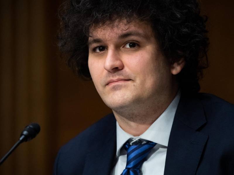Samuel Bankman-Fried, fundador y CEO de FTX, debía testificar este martes ante el Congreso sobre su controversial plataforma pero fue arrestado un día antes, generando indignación entre los legisladores estadounidenses.
