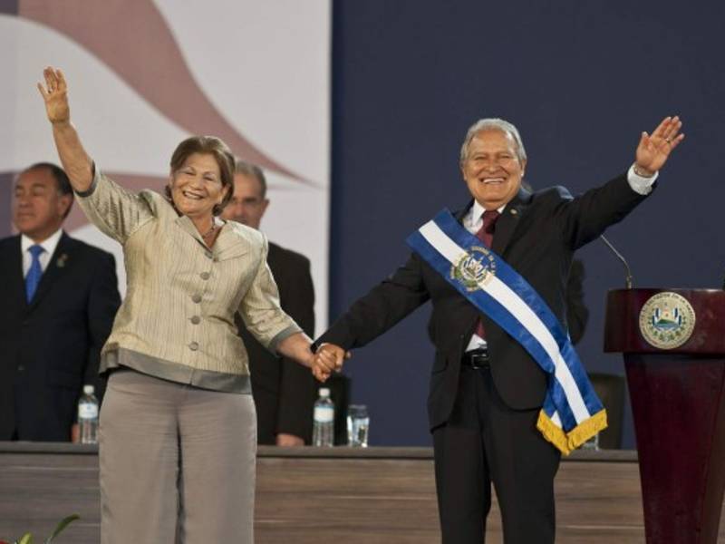 La primera dama Margarita Villalta, y su esposo Salvador Sánchez Cerén en la ceremonia de juramentación del mandatario.