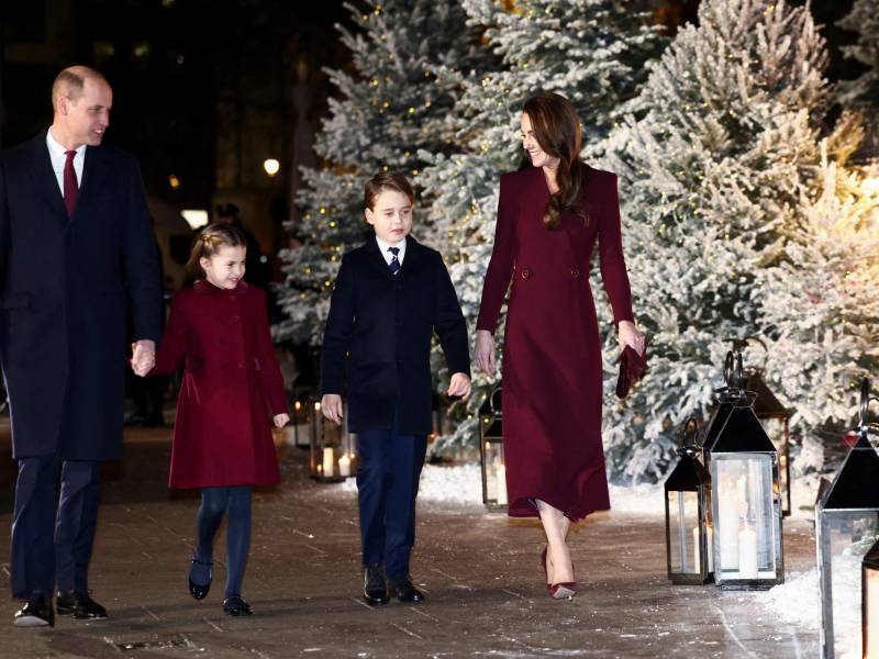 Los príncipes de Gales, sus hijos y el resto de la Familia Real Británica se mostraron más unidos que nunca durante un servicio de Navidad en honor a la fallecida reina Isabel II, celebrado este jueves en la Abadía de Westminster, apenas unas horas después de que Harry y Meghan lanzaron duras acusaciones contra la monarquía y el príncipe William en un polémico documental de Netflix.