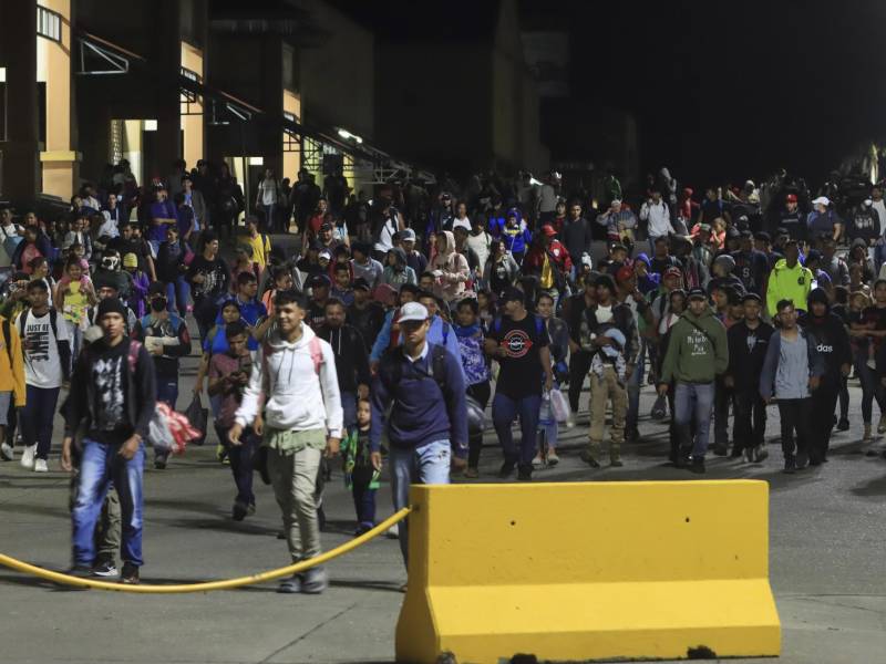 Migrantes de diferentes nacionalidades salieron el sábado de la Gran Central Metropolitana en la ciudad San Pedro Sula al norte de Honduras.