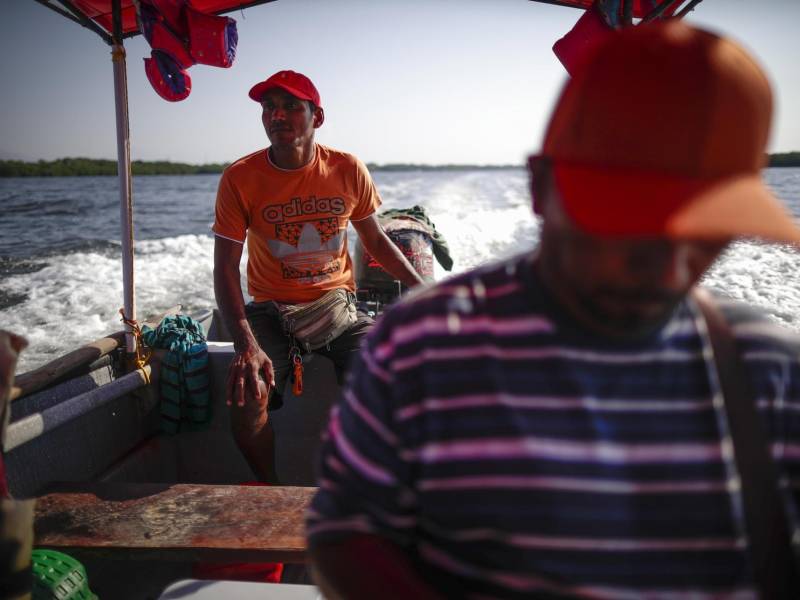 Manuel Gutiérrez navega rumbo a la Isla Espíritu Santo en El Salvador.
