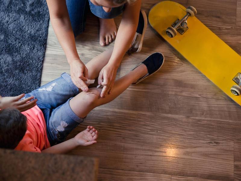 Cuando una persona sufre un accidente o su enfermedad se agrava, y quienes lo rodean no pueden ayudar, en ese momento deben llamar al 911 para notificar al sistema de urgencias. Lo ideal es que la persona que se encuentre con el afectado conserve la calma, identifique la situación, realice una valoración rápida y espere la llegada de una ambulancia. Por esto, es muy importante que la sociedad civil tenga conocimientos básicos sobre primeros auxilios.