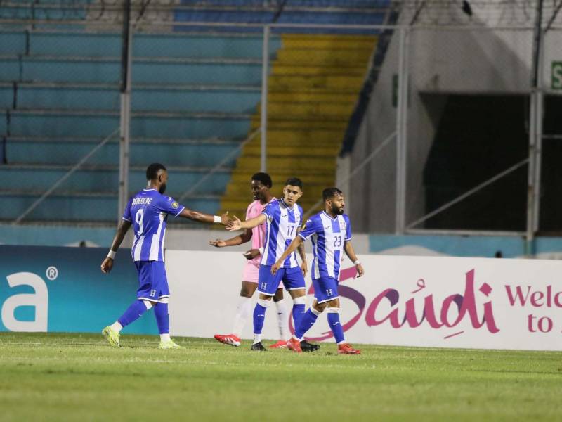 Luis Palma celebrando su anotación junto a Jorge Benguché y Jorge Álvarez.