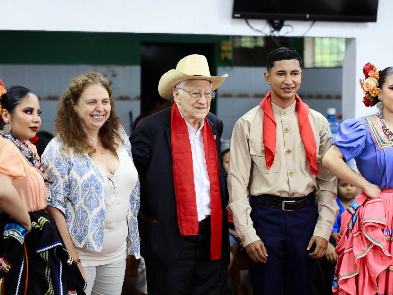 El padre Ángel, es el fundador de Mensajeros de la Paz.