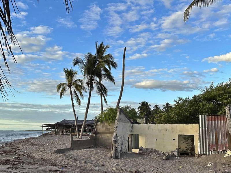 Fotografía del 17 de diciembre de 2024 de viviendas destruidas en la costa de la comunidad de Cedeño (Honduras). Los habitantes de la aldea de Cedeño, uno de los sitios turísticos a orillas del Golfo de Fonseca (Pacífico), en el sur de Honduras, libran una lucha que están perdiendo contra el mar, que en los últimos 30 años se ha tragado centenares de construcciones que estuvieron frente a la playa.
