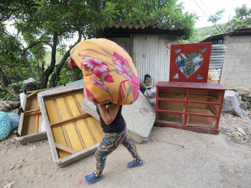 Los pobladores de la colonia atemorizados sacaron sus pertenencias de las casas y las cargaron en camiones.