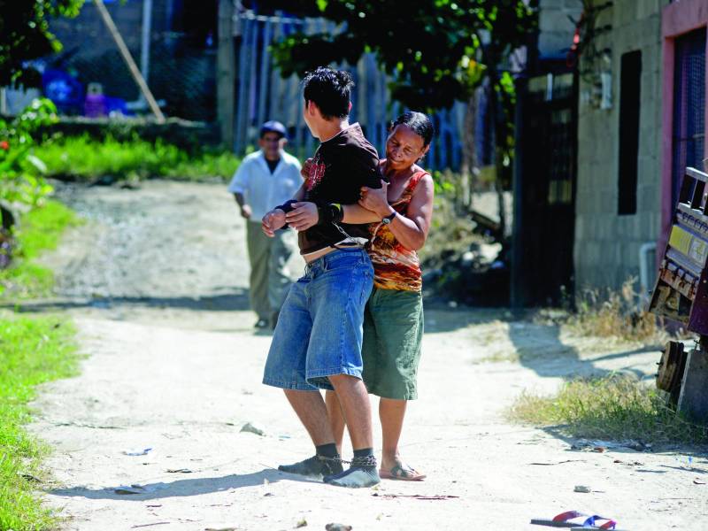 <b>Ana Lía tiene que lidiar con su hijo cuando se sale.</b>