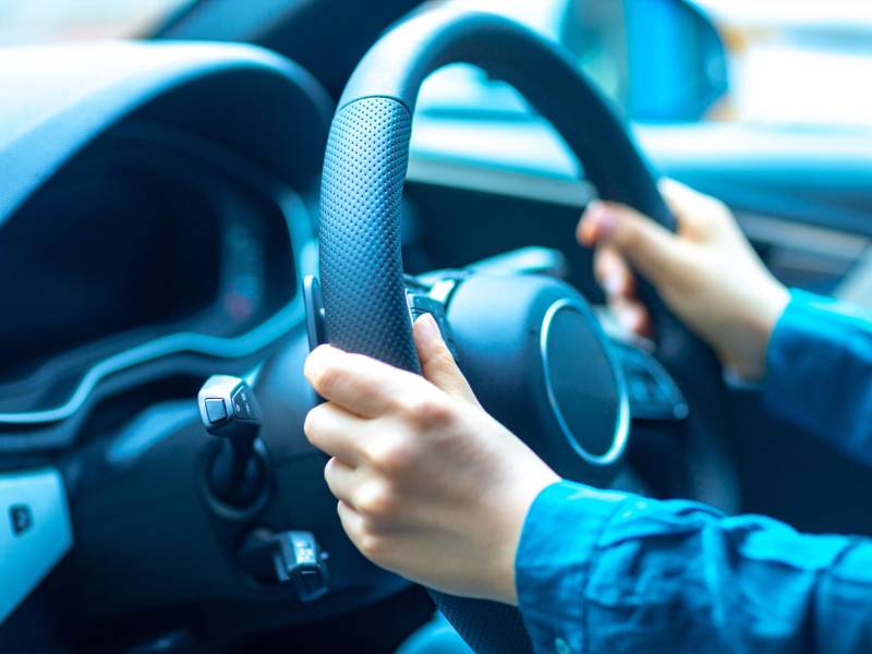 Acomodar bien el asiento y los espejos es tan importante como saber utilizar las luces, respetar la distancia entre vehículos y mantener la calma mientras estás al volante. Asume un verdadero compromiso.