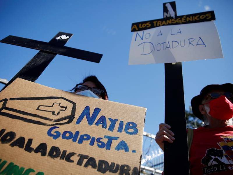 Un grupo de salvadoreños se concentran en una de las entradas de la Asamblea Legislativa para protestar en contra del presidente Nayib Bukele.
