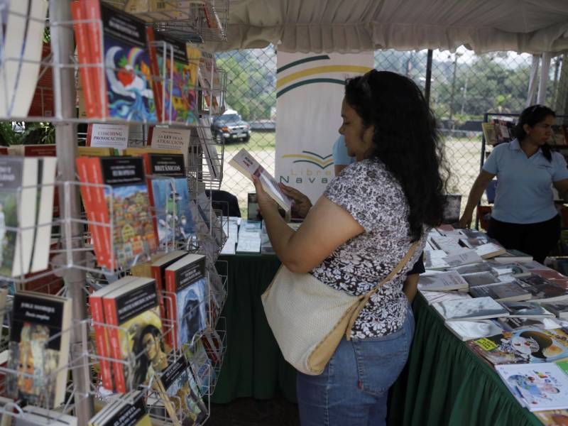 Una mujer busca libros en Tegucigalpa (Honduras), en una fotografía de archivo.