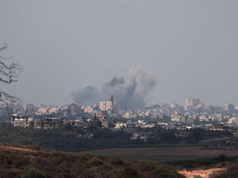 Una fotografía tomada desde la ciudad de Sderot, en el sur de Israel, el 16 de octubre de 2023, muestra columnas de humo que ascienden sobre el norte de la Franja de Gaza luego de los ataques militares israelíes, en medio de las batallas en curso entre Israel y el grupo palestino Hamás.