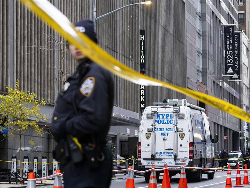 La policía de Nueva York mantiene la cacería contra el sospechoso del asesinato de Brian Thompson.