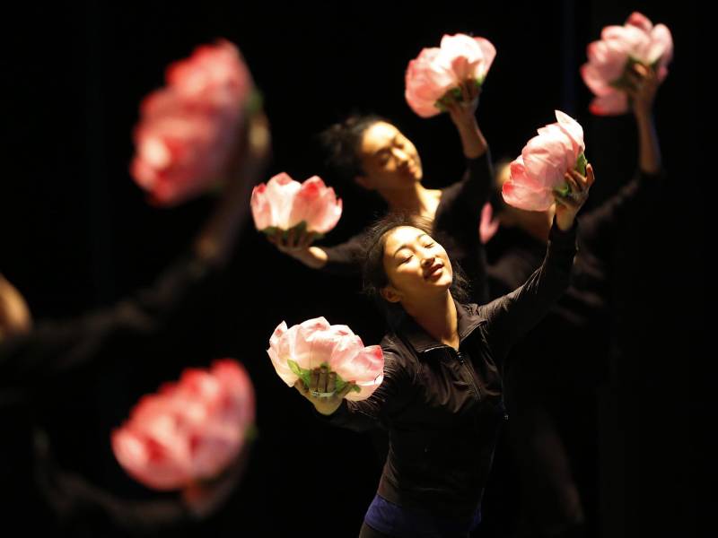 Los miembros de Shen Yun entrenan y viven en un complejo vigilado en el Estado de Nueva York. Ensayando en California.