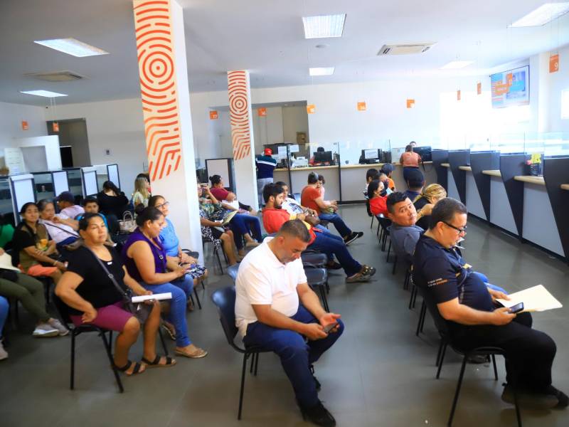 <b><span class=mln_uppercase_mln>Atenciones.</span></b> Ciudadanos en la oficina principal del RNP.