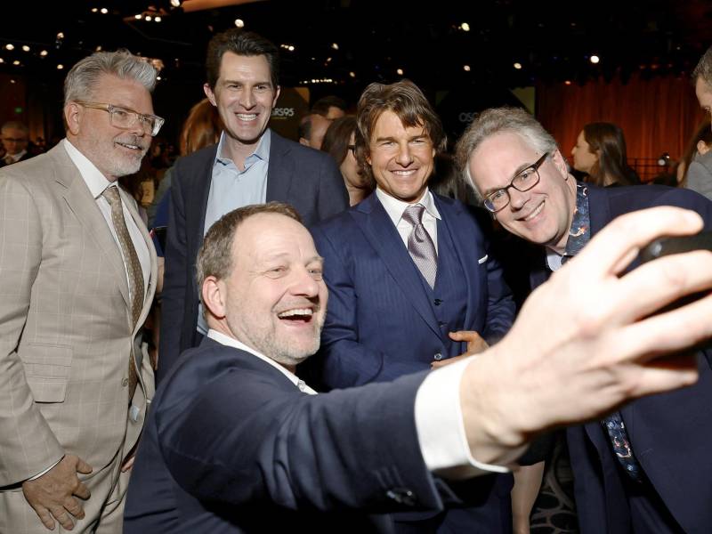 <b>Tom</b> <b>Cruise</b> hizo honor a su fama de ser la “última verdadera estrella de cine” cuando casi 200 de los nominados a los Óscar de este año se reunieron para celebrar -y evaluar a sus competidores- en el almuerzo anual de la Academia el lunes. En la imagen: Christopher McQuarrie, Joseph Kosinski, Tom Cruise, y Eddie Hamilton.