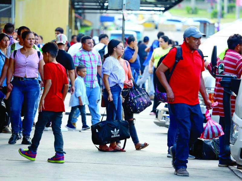 Todas las empresas de transporte trabajaron ayer para movilizar a los ciudadanos que viajaron por el feriado. Fotos: Moisés Valenzuela.