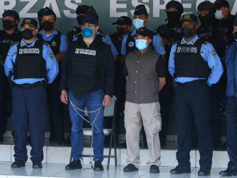 Fotografía de archivo del expresidente Juan Orlando Hernández a su captura por agentes de la Policía Nacional de Honduras.