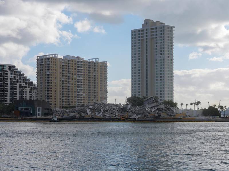 Fotografía que muestra los escombros tras la demolición del icónico hotel Mandarin Oriental de Miami (EE.UU.).