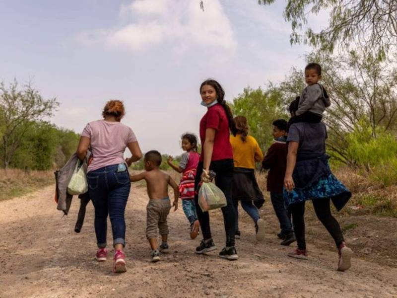 Los solicitantes de asilo de Honduras caminan hacia un puesto de control de la Patrulla Fronteriza de los Estados Unidos después de cruzar el Río Bravo desde México el 23 de marzo de 2021 cerca de Mission, Texas. AFP
