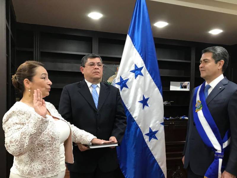 Rocío Tábora, exministra de Finanzas de Honduras, siendo juramentada por el expresidente hondureño Juan Orlando Hernández.