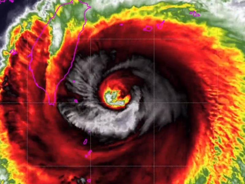 El ojo del tifón se encontraba 155 kilómetros al norte-noreste de la provincia de Batanes, en la parte más septentrional de Filipinas