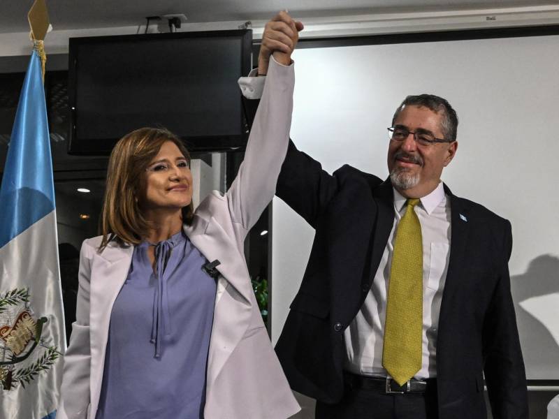 Arévalo celebró su triunfo electoral junto a la vicepresidenta Karin Herrera.