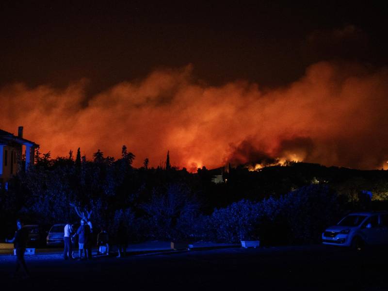 Un gran incendio forestal, con un frente de 40 kilómetros, siguió acercándose este lunes hacia el norte de Atenas, donde han tenido que ser evacuadas unas 50.000 personas, mientras el Gobierno ha pedido ayuda a la Unión Europea para combatir un fuego que ha calcinado ya 10.000 hectáreas.