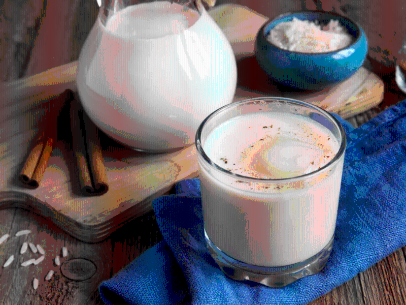 La horchata es una bebida a base de arroz, deliciosa, refrescante y muy consumida en Honduras. Por tradición, el vaso se decora con un pequeño trozo de cáscara de limón.