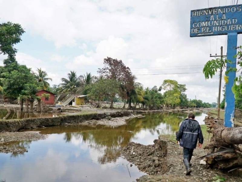 Aún hay agua estancada en varias zonas de Choloma. Fotos José Cantarero.