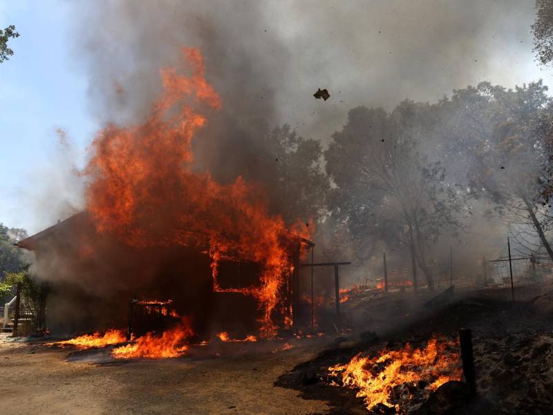 Incendios forestales en el norte de California han destruido decenas de casas y obligado a miles a evacuar.