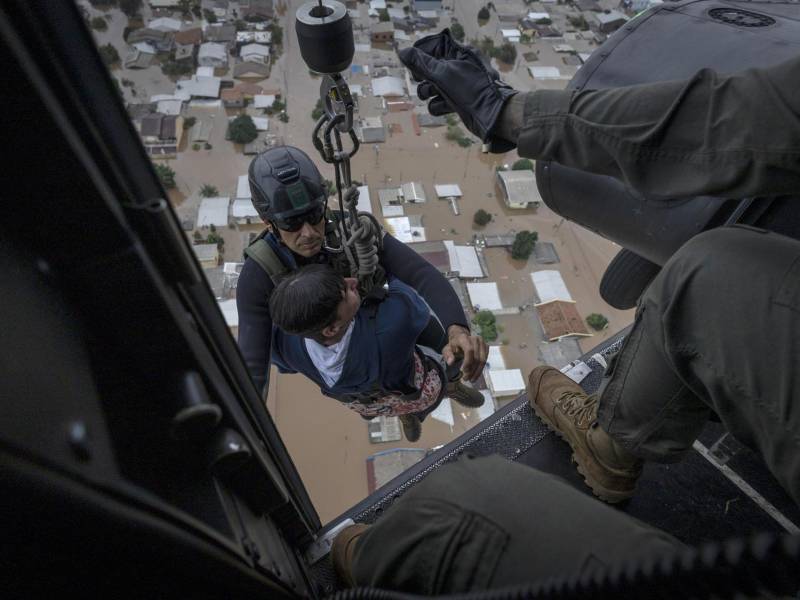 El número de fallecidos por las catastróficas inundaciones en la región sur de Brasil superó el centenar, en una de la mayores tragedias climáticas del país, según el último balance divulgado este miércoles por la Defensa Civil.