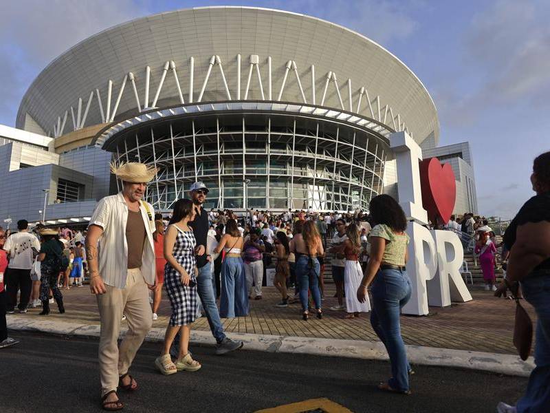 Personas caminan previo al primer concierto de Bad Bunny en el Coliseo de Puerto Rico José Miguel Agrelot en San Juan (Puerto Rico).