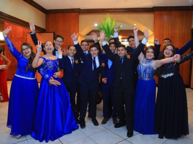 Los jovencitos de octavo grado celebraron.