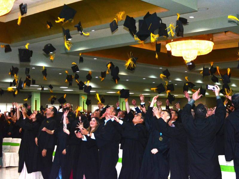 Los graduandos lanzaron su birrete al aire, en señal de finalización de una etapa, pero el comienzo de una nueva con retos diferentes y potenciados.