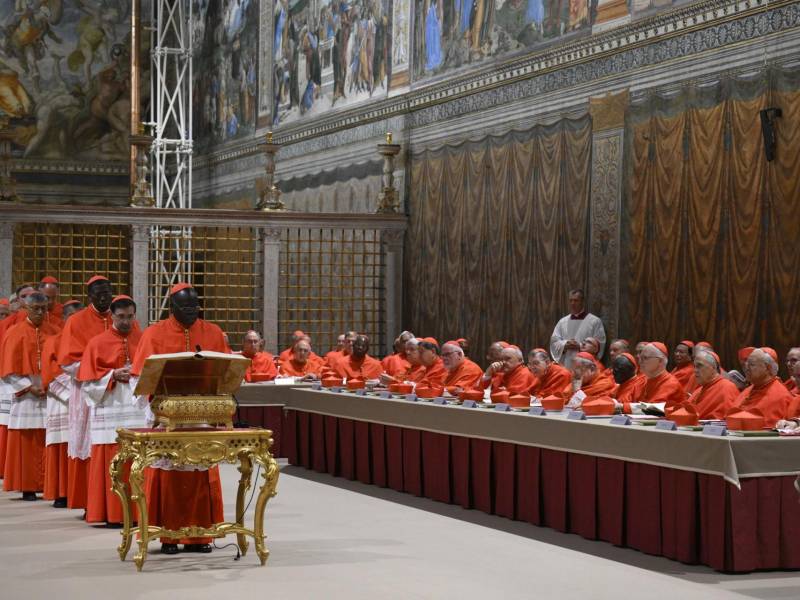 El cónclave para elegir al sucesor de Francisco comenzó este miércoles en el Vaticano, con el encierro de los 133 cardenales electores en la Capilla Sixtina, y la primera fumata, que fue negra, pues ningún purpurado logró los votos necesarios para ser papa, se hizo esperar.