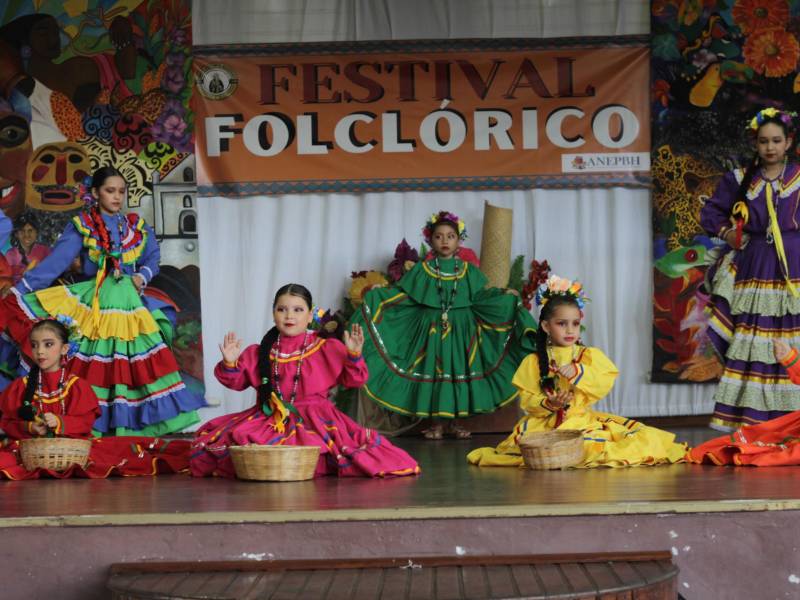 El evento cultural tuvo como sede el centro educativo Saint Peter´s Academy, y contó con la participación de diez instituciones privadas, entre ellas: Our Second Home &amp; Saint Joseph Institute, Kiddy Kat - Morazzani, Big Step, New Generation, entre otras.