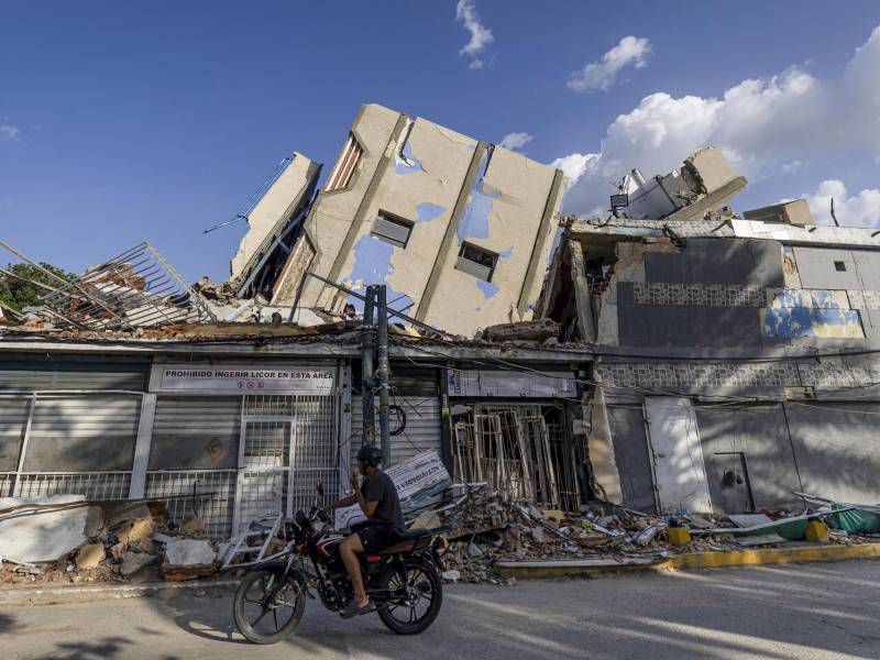 Una persona observa edificios destruidos por terremotos en Catia La Mar (Venezuela). EFE/ Miguel Gutiérrez