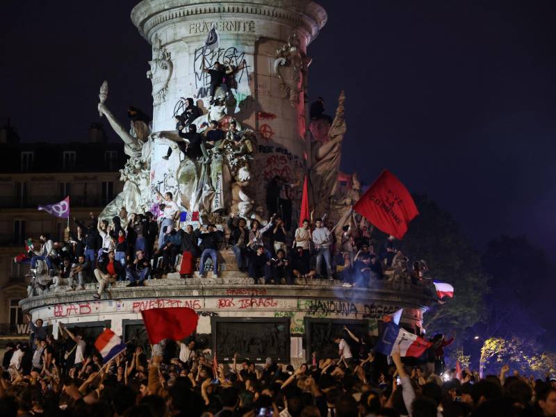 Franceses celebran la victoria de la izquierda en las elecciones legislativas.