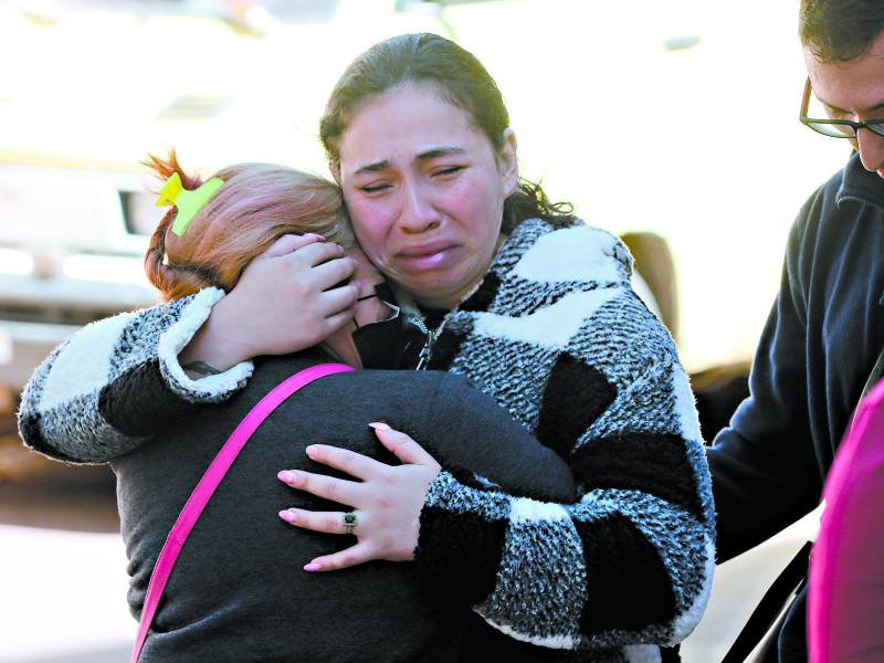 <b>María Celeste se funde en un abrazo con un familiar de Samuel Cortez, quien murió en el incendio.</b>