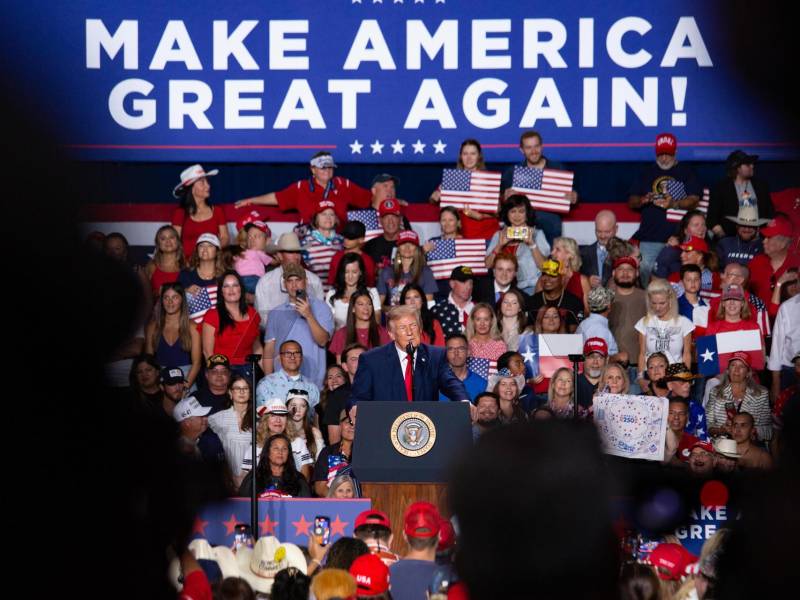 El presidente de EE.UU., Donald Trump, pronuncia un discurso en un acto de campaña de apoyo de los candidatos republicanos en San Antonio, Texas (EE.UU.). EFE/ Carlos Ramírez