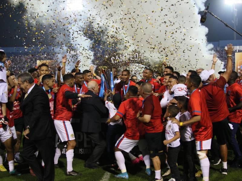 Olimpia festejó por todo lo alto la obtención del bicampeonato tras vencer 3-2 al Olancho FC.