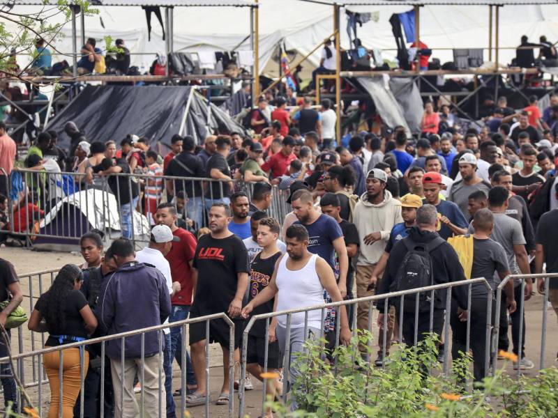 La crisis migratoria se agrava en México tras nuevas restricciones del Gobierno de Biden que han dejado a miles de migrantes varados en todo el país.